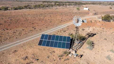 Windmills and solar panels to ensure a better flow of water in the dry Karoo of South Africa