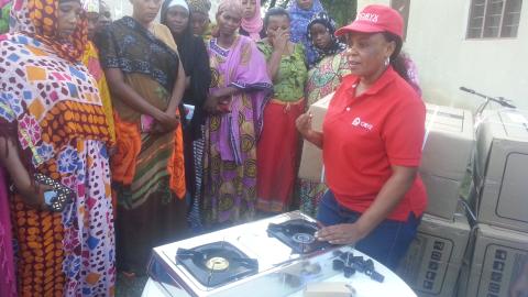 Researchers explain the functions of lilquid petroleum gas stoves to participants in experiment