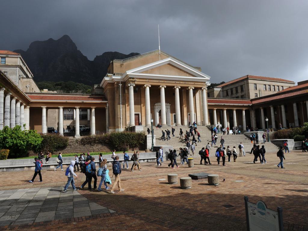 The COVID-19 health crisis and inequalities in tertiary education in South Africa shed light on student retention at university level in 2020 and academic performance in 2020 and 2021.