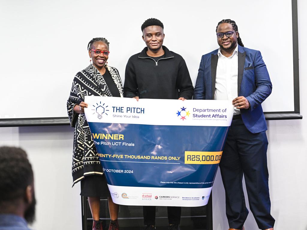 Blessing Mlambo (centre) walked away with R25 000 as first prize.