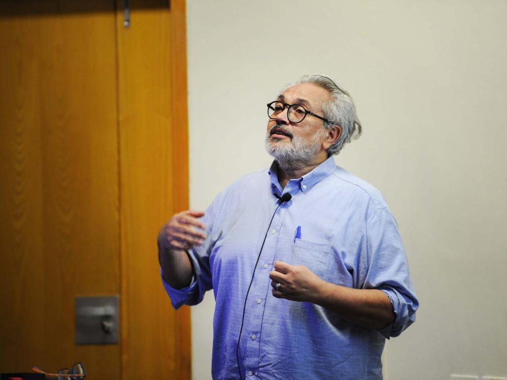 Prof Seeraj Mohamed delivers his Summer School lecture.