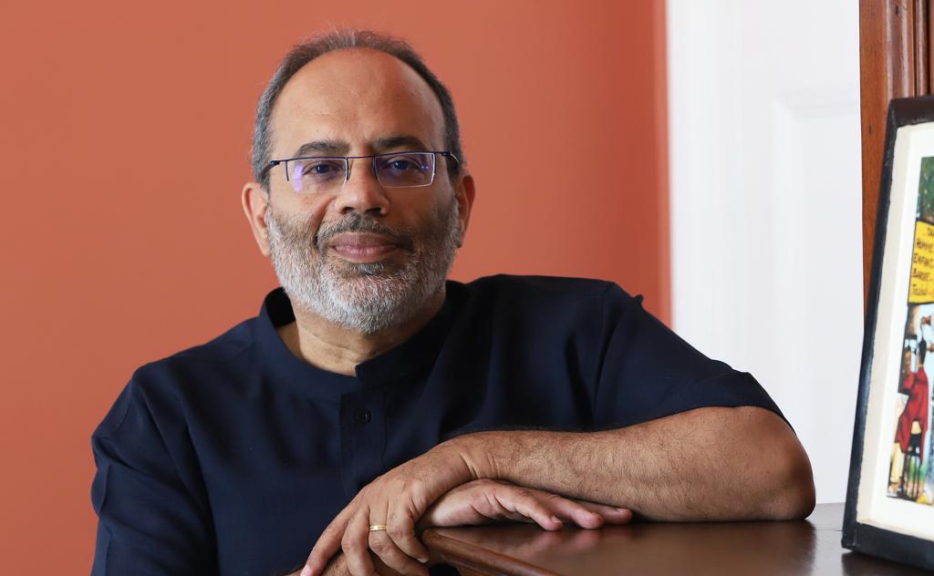 Portrait picture of Carlos Lopez